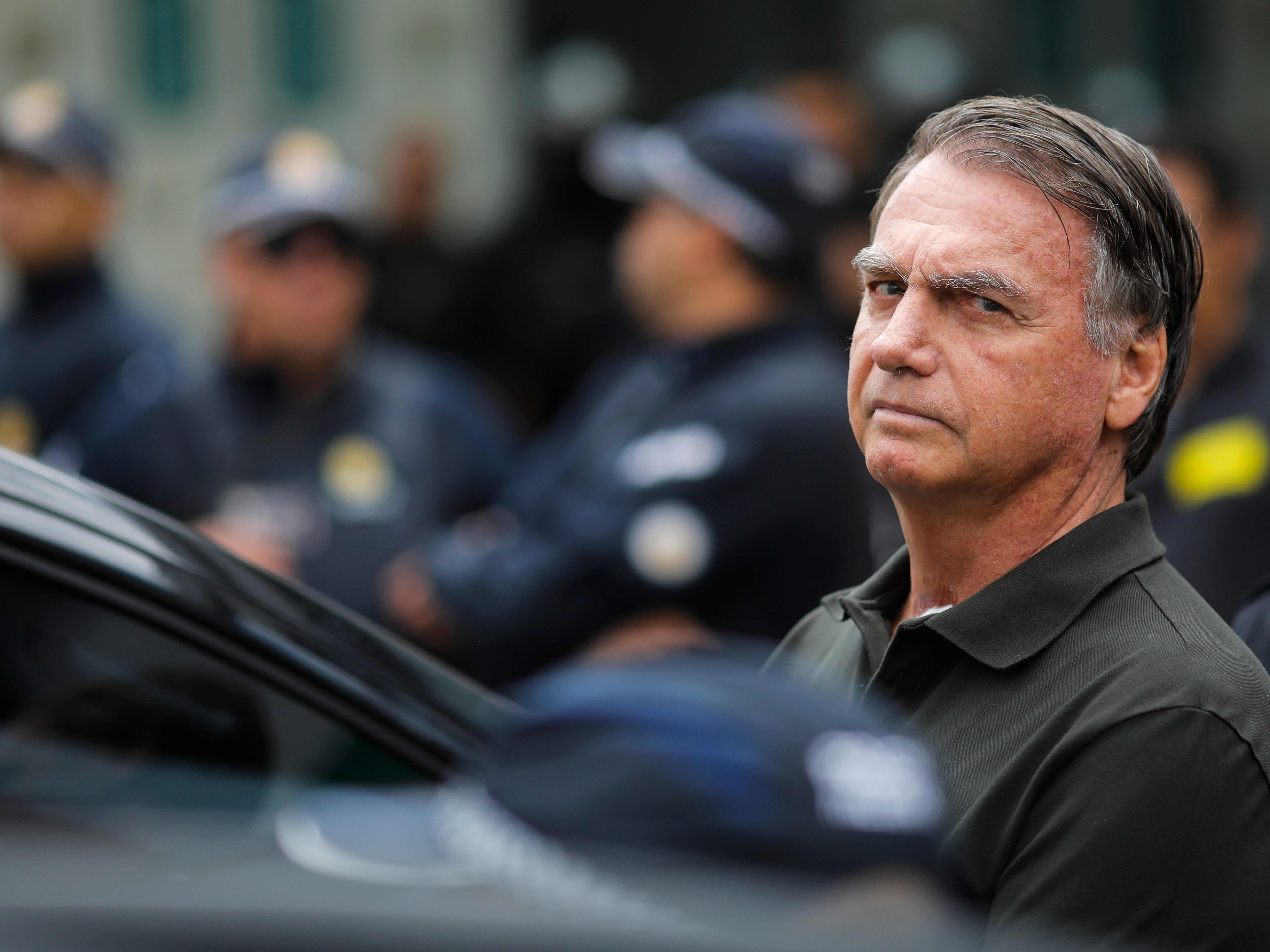 Bolsonaro está com perda de equilíbrio ao se levantar, diz Michelle