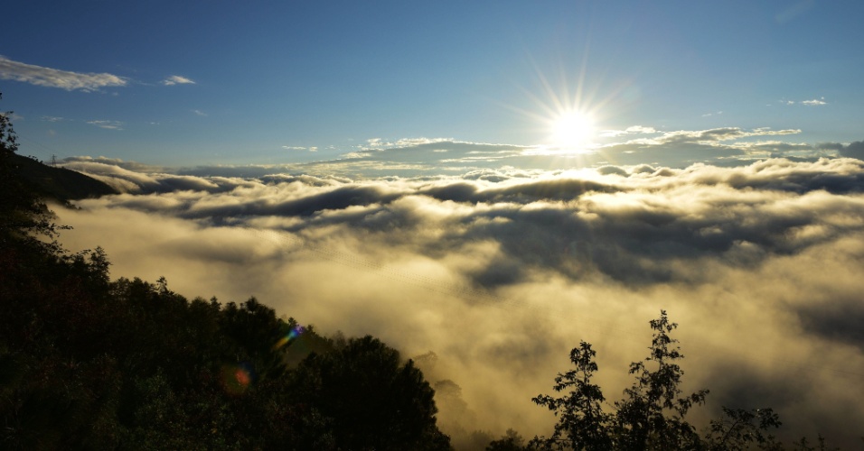 5.nov.2015 - Sol brilha sobre as nuvens em Xiaowandong Township, província de Yunnan, na China