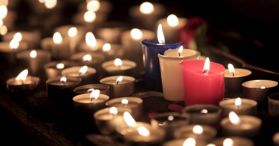 16.nov.2015 - Velas acesas em um memorial homenageiam às vítimas dos ataques terroristas em Paris, no Consulado francês em Xangai, na China