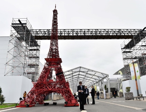 Miniatura da Torre Eiffel enfeita corredores do local onde a Conferência do Clima da ONU (Organização das Nações Unidas) acontece em Le Bourget, Paris - Loix Venance/ AFP