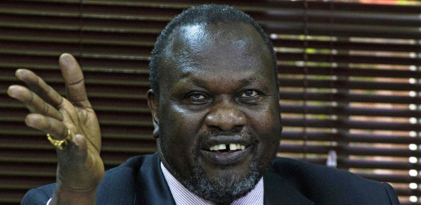 O líder rebelde de Sudão do Sul Riek Machar participa de entrevista coletiva em Kampala - Isaac Kasamani/AFP