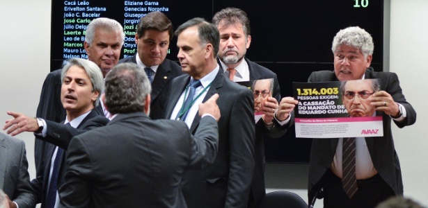 Deputados mostram cartazes da Avaaz, que entregou 1,3 milhão de assinaturas pedindo a cassação de Eduardo Cunha (PMDB-RJ). Houve bate-boca entre deputados - Ricardo Botelho/Brazil Photo Press/Estadão Conteúdo