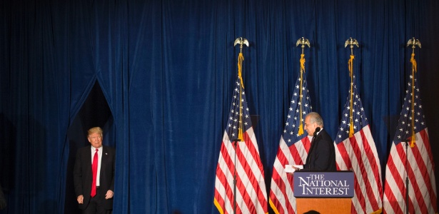 Donald Trump sobe a palco depois de ser anunciado por Zalmay Khalilzad, ex-embaixador americano, para dar discurso sobre sua política externa, em Washington - Stephen Crowley/The New York Times
