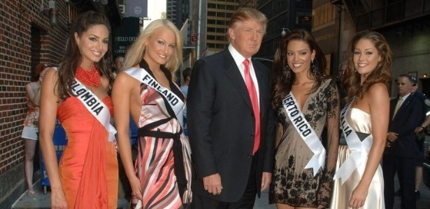 A Miss Finlândia (segunda à esquerda), Ninni Laaksonen, ao lado de Donald Trump, em foto do evento Miss Universo - Reprodução/Twitter