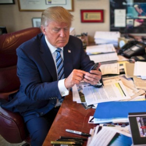 Donald Trump usa o Twitter em seu celular em seu escritório - Josh Haner/The New York Times