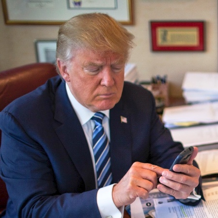 Donald Trump usa o Twitter em seu celular em seu escritório na Trump Tower - Josh Haner/The New York Times
