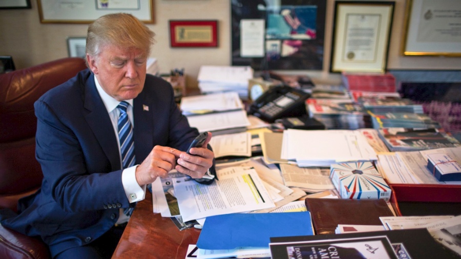 5.mai.2017 - Donald Trump usa o Twitter em seu celular em seu escritório na Trump Tower - Josh Haner/The New York Times