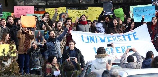 Acadêmicos e estudantes protestam contra a demissão de professores de universidades após tentativa de golpe, na Universidade de Ancara (Turquia) - Adem Altan/AFP