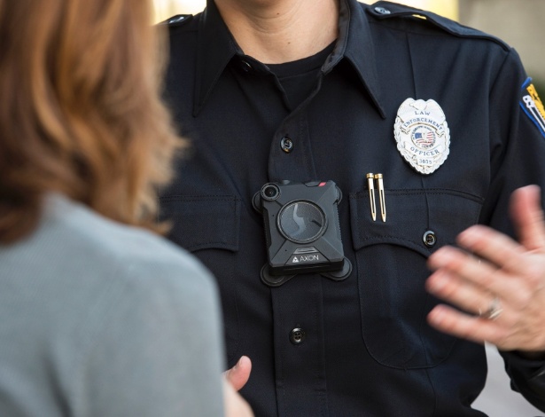 Policial americano usando câmera corporal - AXON/NYT