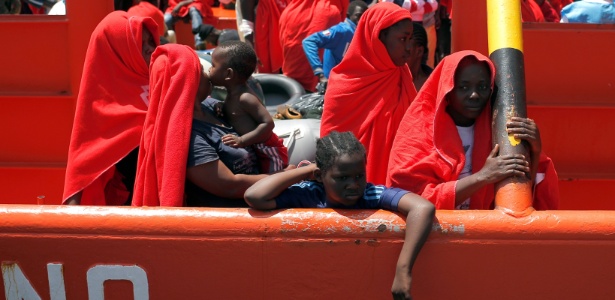 21.jul.2018 - Imigrantes em um barco de resgate no porto de Algeciras, no sul da Espanha - Jon Nazca/Reuters