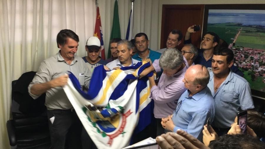 23.ago.2018 - Jair Bolsonaro (PSL) recebe bandeira de Glicério (SP), sua cidade natal - Gustavo Maia/UOL