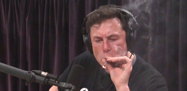 Após cigarro polêmico, Musk recebeu convite inusitado - Reprodução/Twitter