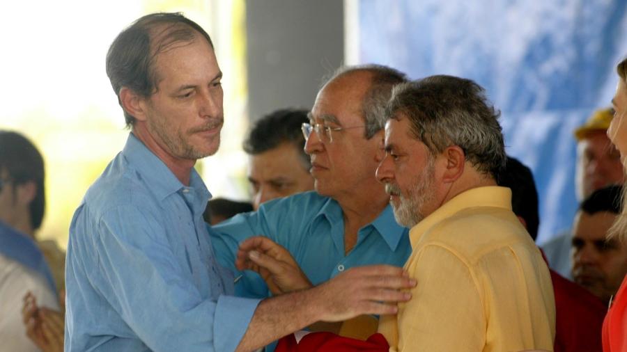 26.ago.2005 - O então ministro de Integração Nacional, Ciro Gomes, cumprimenta o presidente Lula em Quixadá, no Ceará - Tuca Vieira/Folhapress