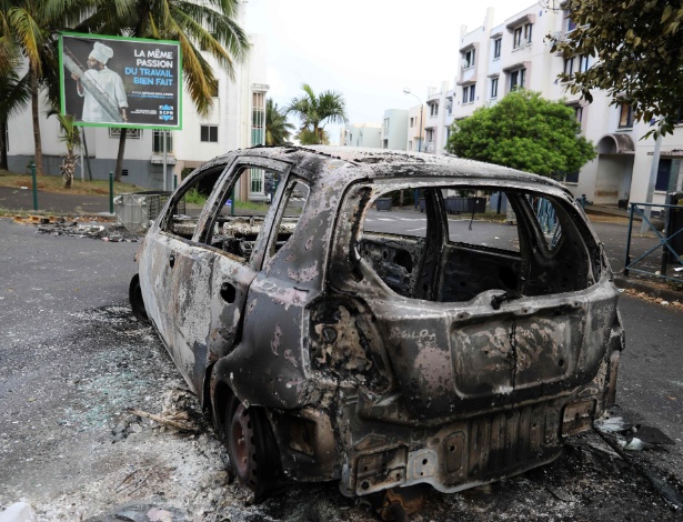 Carro queimado após protestos na França contra o aumento dos preços de combustíveis  - Richard Bouhet/AFP
