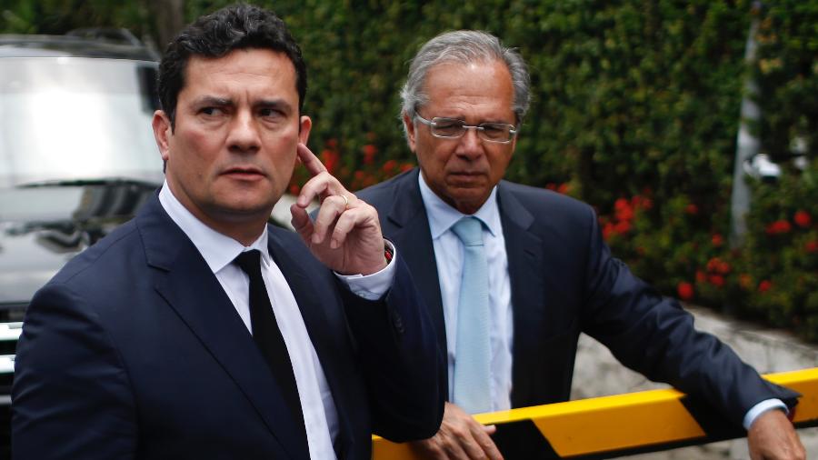 Sergio moro e Paulo Guedes aparecem em portaria do condomínio de Bolsonaro após reunião com o presidente eleito - Ian Cheibub/Folhapress