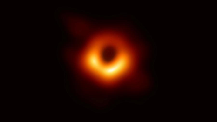 A primeira foto para um buraco negro, tirada por meio de uma rede global de telescópios, conduzida pelo projeto Event Horizon Telescope (EHT) - National Science Foundation/Divulgação