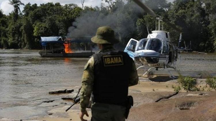 Ação contra garimpo ilegal no território yanomami em 2016, quando balsas usadas pelos garimpeiros foram destruídas - Ibama - Ibama
