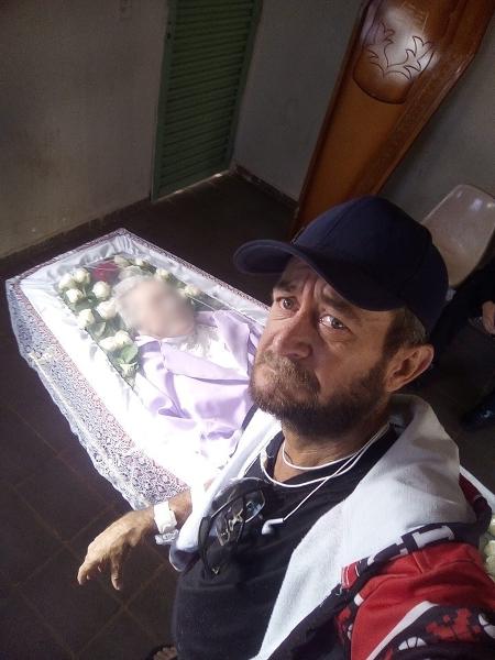 Filho enterra sozinho a mãe e foto viraliza nas redes sociais - Reprodução/Facebook