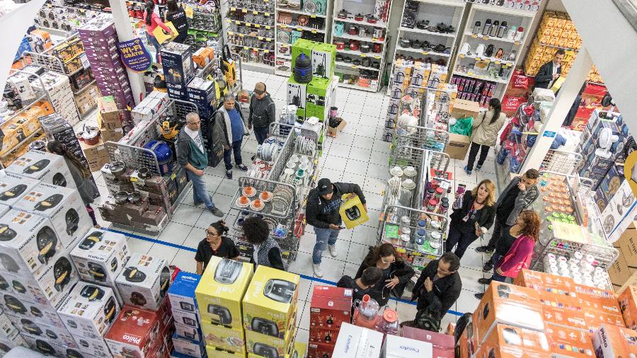 29.nov.2019 - Clientes escolhem produtos que vão comprar durante a Black Friday - Simon Plestenjak/UOL