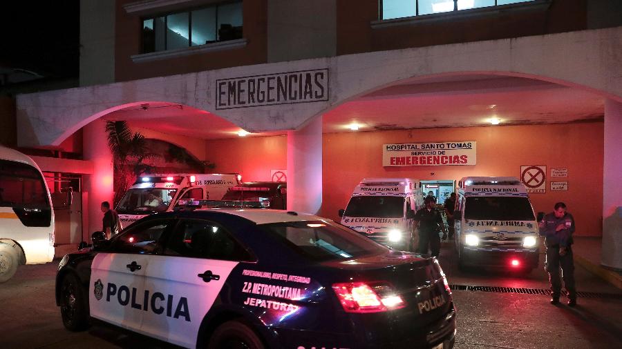 Carros da polícia são vistos do lado de fora do hospital onde detentos feridos foram levados - Erick Marciscano/Reuters