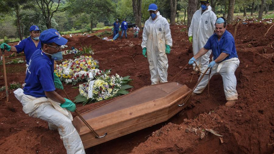 Brasil se aproxima das 665 mil mortes causadas pela covid-19, de acordo com o Ministério da Saúde - Nelson Almeida/AFP