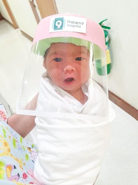 Bebê é visto usando um escudo protetor durante o coronavirus em hospital de Bangcoc, Tailândia. - Reprodução Facebook