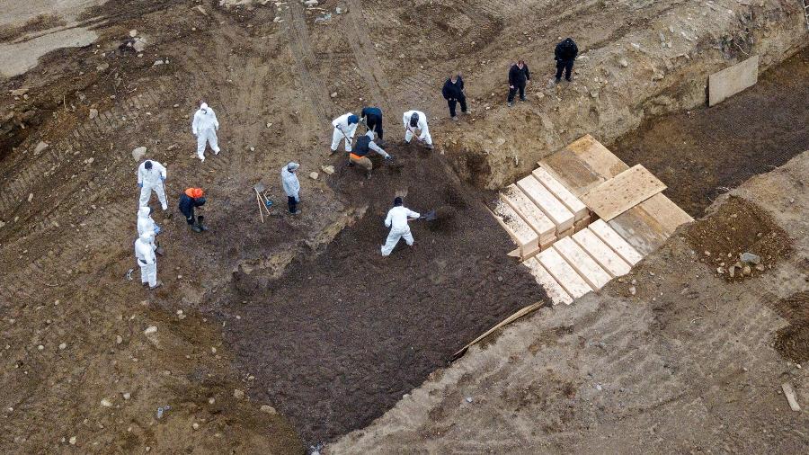 Imagens de drones mostram corpos sendo enterrados em Hart Island, em Nova York, onde o departamento de correções está lidando com mais enterros em geral, em meio ao surto de doença por coronavírus - LUCAS JACKSON/REUTERS
