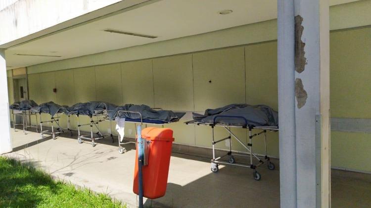 28.abr.2020 - Corpos ficaram enfileirados em frente ao necrotério lotado do Hospital Municipal Lourenço Jorge, na Barra, zona oeste do Rio - Divulgação - Divulgação