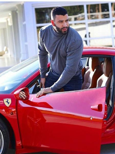 Gusttavo Lima com uma Ferrari vermelha - Divulgação/Instagram