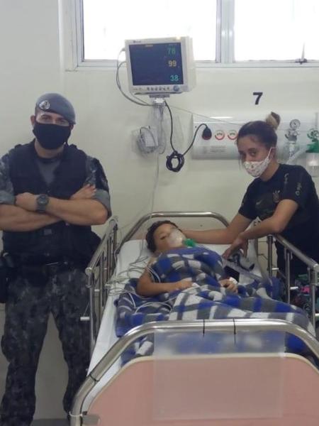 Batalhão foi abordado por pais do menino de nove anos no trânsito; equipe se dividiu e conseguiu levar o garoto ao hospital enquanto realizava primeiros socorros - Polícia Militar/Divulgação