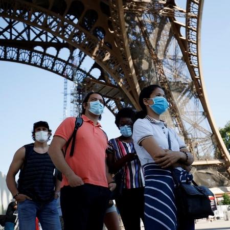 25.jun.2020 - Visitantes usando máscara fazem fila para entrar na Torre Eiffel, em Paris - Thomas Samson/AFP