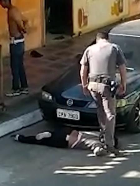 Mulher negra de 51 anos foi jogada no chão, pisada e arrastada pelo policial - Mulher de 51 anos foi pisada por policial em São Paulo, em maio