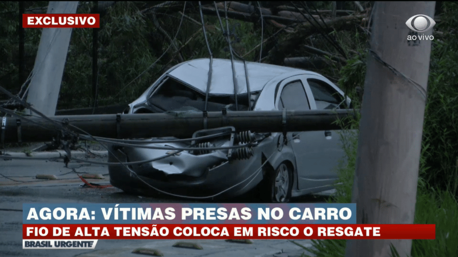 Carro fica preso com pessoas dentro após queda de árvores e postes na Avenida Santa Inês, na Zona Norte de São Paulo - Reprodução/TV Bandeirantes