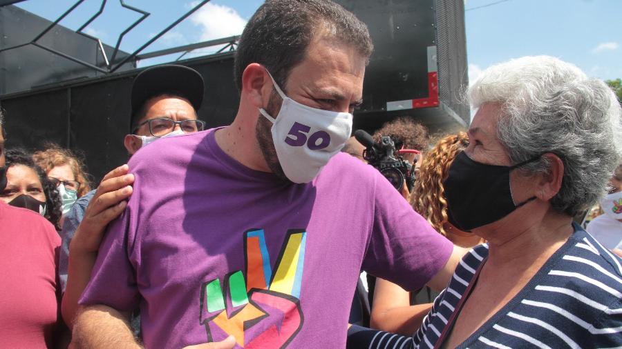 22.nov.2020 - Guilherme Boulos (PSOL), candidato à prefeitura de São Paulo, participa de carreata na zona leste da cidade - Arnaldo Nunes/FuturaPress/Estadão Conteúdo