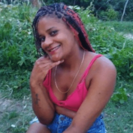 Márcia Silva, de 26 anos, foi encontrada pelo namorado e chegou a ser socorrida, mas não resistiu - Reprodução/Arquivo Pessoal