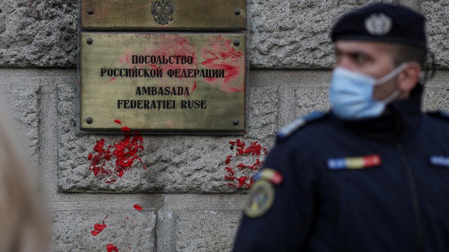 Manifestantes pintaram de vermelho placa da Embaixada da Rússia, em Bucareste, na Romênia - Inquam Photos/Reuters
