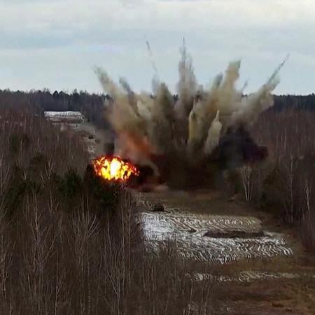 Uma explosão é vista durante os exercícios da Força Aérea Ucraniana em um local não identificado na Ucrânia nesta captura de tela de um vídeo sem data - Força Aérea Ucraniana/via REUTERS