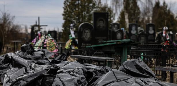 06.abr.2022/ Sacos de corpos são alinhados para identificação por pessoal forense e policiais no cemitério de Bucha, ao norte de Kiev
