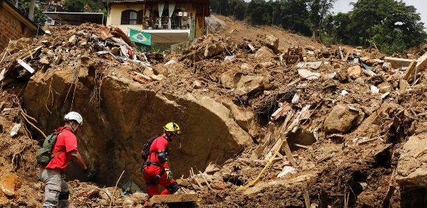 Bombeiros no resgate de corpos em Petrópolis, em fevereiro de 2022