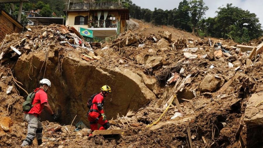 Bombeiros atuando durante resgate a corpos em Petrópolis, em fevereiro - Fernando Frazão/Agência Brasil