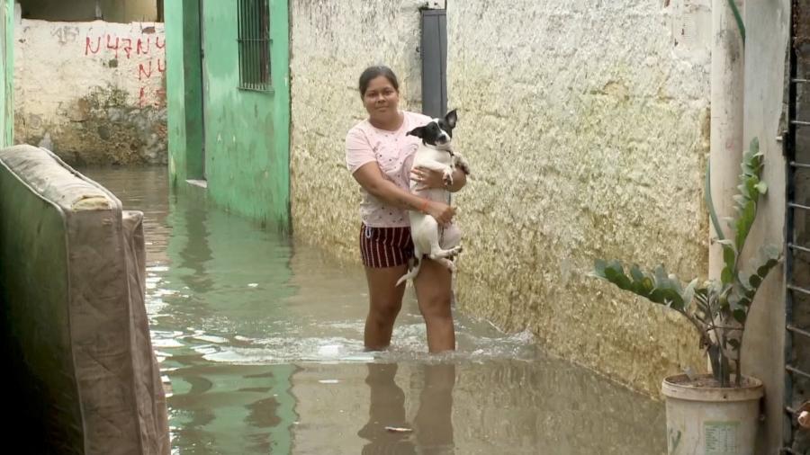 3.jun.2022 - A dona de casa Emanuelle Marinho teve a casa alagada de novo após chuvas intensas - Rodrigo de Luna/UOL