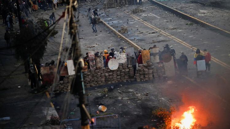 A group of protesters barricade during protests in Quito, Ecuador - REUTERS/Adriano Machado - REUTERS/Adriano Machado