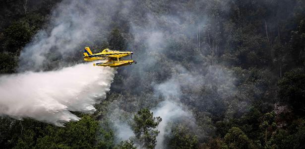 Avião despeja água em incêndio no norte de Portugal