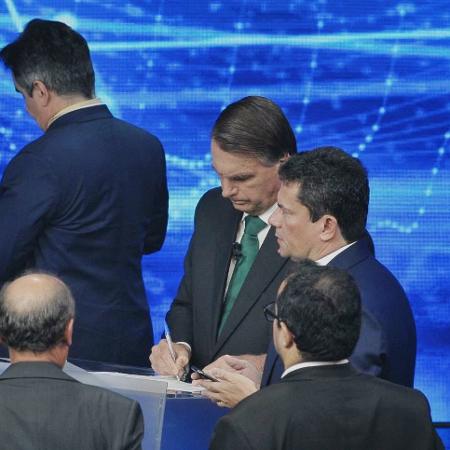16.out.2022 - Sérgio Moro e Bolsonaro conversam antes do debate UOL/Band - Reinaldo Canato/UOL