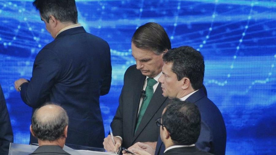 16.out.2022 - Sergio Moro e Bolsonaro conversam antes do debate  - Reinaldo Canato/UOL