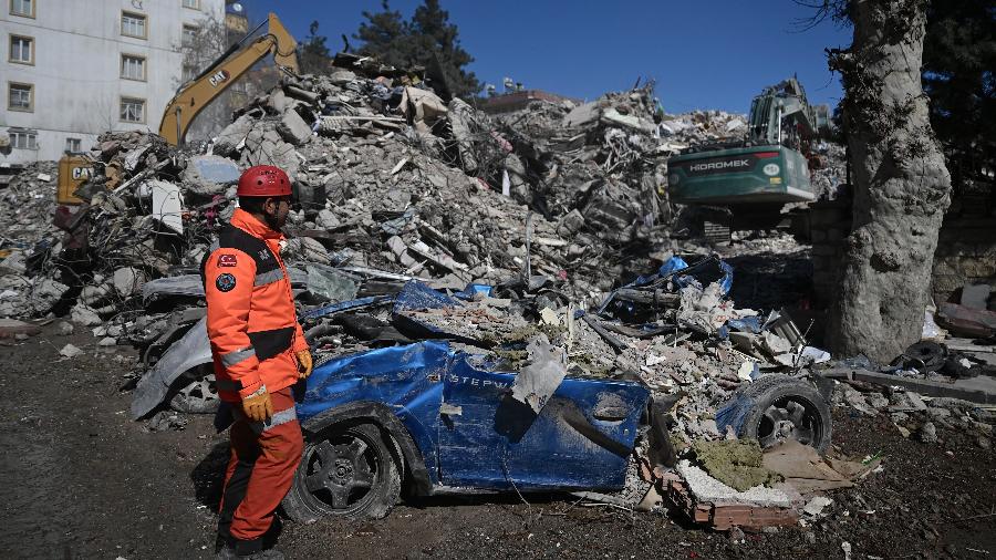 Equipe de resgate fica em frente aos escombros perto do local onde Aleyna Olmez, 17, foi resgatada de um prédio desabado, 248 horas após terremoto de magnitude 7,8 - 16.fev.2023 - Ozan Kose/AFP