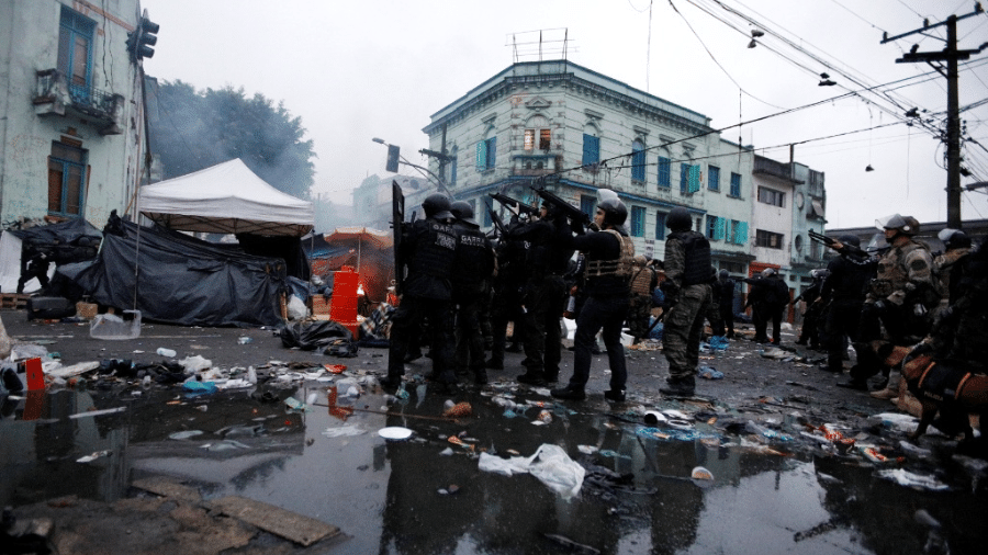 Policiais fazem operação na região da Cracolândia, no centro de São Paulo - Paulo Whitaker/Reuters