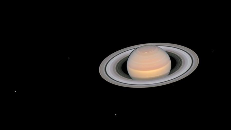 Imagem do Telescópio Espacial Hubble mostra 6 das 145 luas de Saturno: Dione, Enceladus, Tethys, Janus, Epimetheus e Mimas (esquerda para direita) - NASA, ESA, A. Simon (GSFC) and the OPAL Team, and J. DePasquale (STScI)