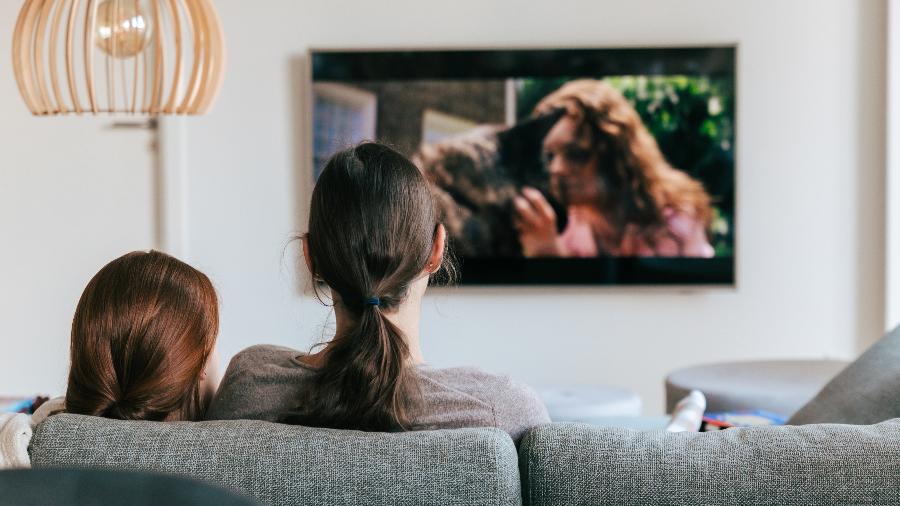Distância entre o sofá e a tela deve ser considerada na hora de escolher uma TV - Kevin Woblick/ Unsplash