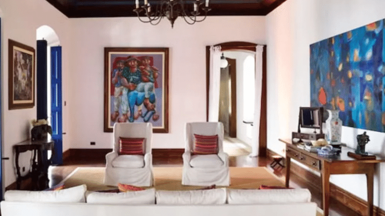 Sala de estar em mansão de Ivo Noal é enfeitada com quadros